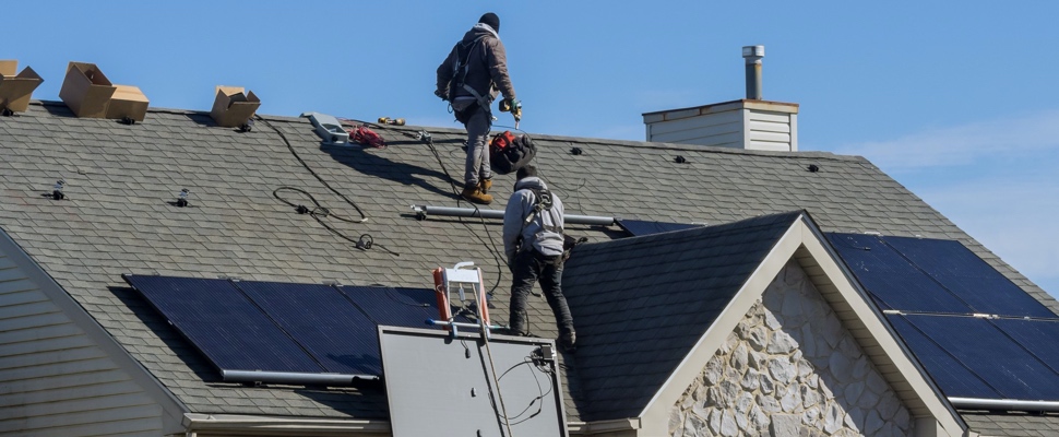 installer des panneaux solaires sur un toit en pente